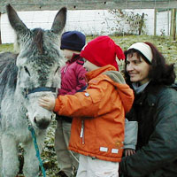 annemarie mit kindern und esel